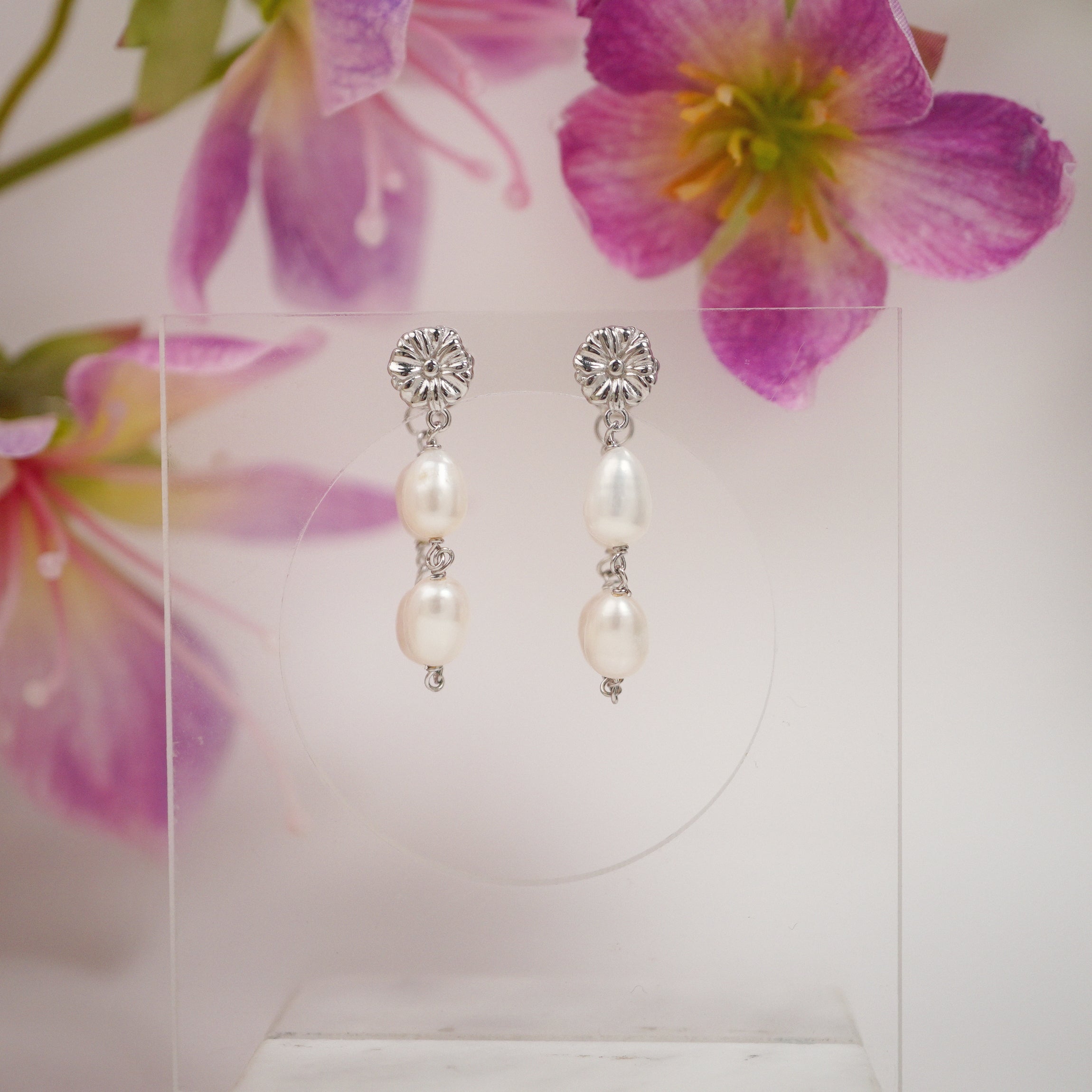 Gardenia Pearl Earring